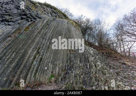 Basalt orgelpfeifen unter dem Schloss von Somosko in der Slowakei/Ungarn. Stockfoto