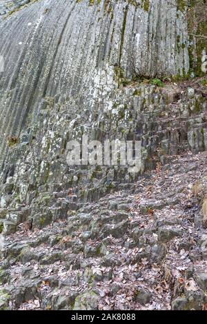 Basalt orgelpfeifen unter dem Schloss von Somosko in der Slowakei/Ungarn. Stockfoto