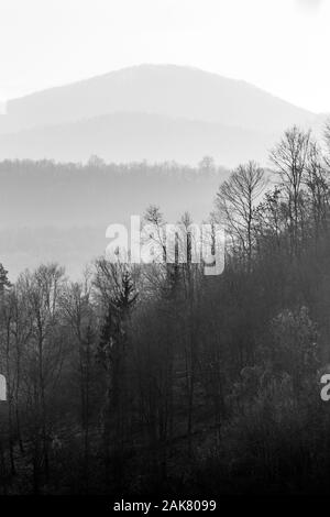 Blick auf die North ungarischen Berge (Matra, Bukk) vom Medves Plateau in Ungarn. Stockfoto