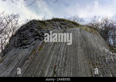 Basalt orgelpfeifen unter dem Schloss von Somosko in der Slowakei/Ungarn. Stockfoto