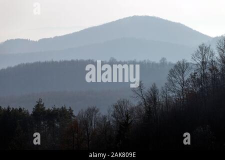 Blick auf die North ungarischen Berge (Matra, Bukk) vom Medves Plateau in Ungarn. Stockfoto