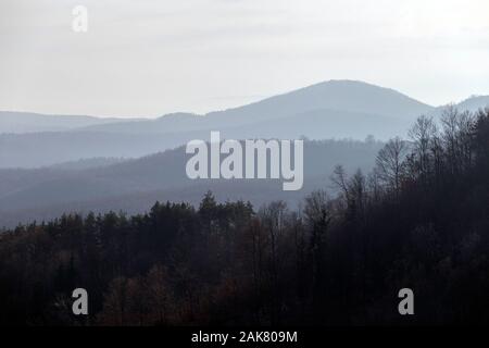 Blick auf die North ungarischen Berge (Matra, Bukk) vom Medves Plateau in Ungarn. Stockfoto
