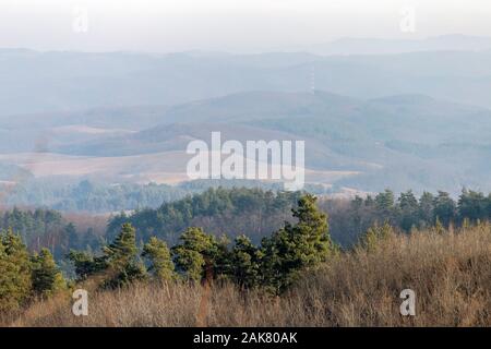 Blick auf die North ungarischen Berge (Matra, Bukk) vom Medves Plateau in Ungarn. Stockfoto