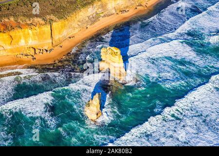 Gog und Magog Felsen sitzen von Gibson Schritte entlang der Great Ocean Road innerhalb der Zwölf Apostel Marine Park, Victoria, Australien Stockfoto