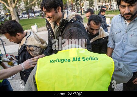 Belgrad, SERBIEN - April 2, 2016: Freiwillige von der NRO Flüchtlingshilfe Serbien Verteilung von Hilfe und Nahrung ito Flüchtlinge aus Syrien und Afghanistan, auf der Stockfoto