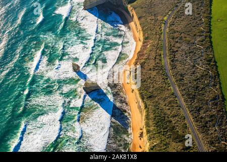 Gog und Magog Felsen sitzen von Gibson Schritte entlang der Great Ocean Road innerhalb der Zwölf Apostel Marine Park, Victoria, Australien Stockfoto