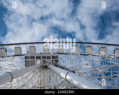 Abstrakte winkel Blick auf ein Riesenrad mit einem blauen Himmel im Hintergrund Stockfoto