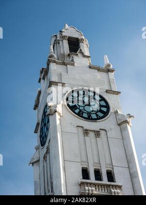 Montreal Clock Tower, Quai de l'Horloge, am Eingang des Alten Hafen von Montreal. Gegen den blauen Himmel Stockfoto