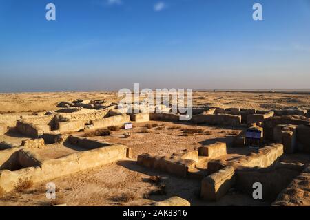 Die Ruinen des Dorfes Al Zubarah gehören zum Weltkulturerbe der UNESCO. Es war ein kleines Dorf, das für seine Perlen berühmt ist und im 18. Jahrhundert bereits gehandelt wurde. Stockfoto