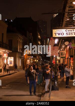 New Orleans, LA, USA. Dezember 2019. Touristen und historische Gebäude auf der Royal Street. Nachtleben Stockfoto