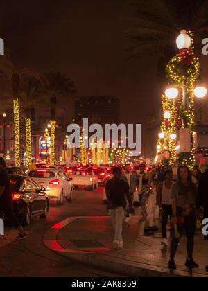 New Orleans, LA, USA. Dezember 2019. Die Menschen genießen die Weihnachten dekoriert berühmten Central St. in der Innenstadt von New Orleans. Stockfoto