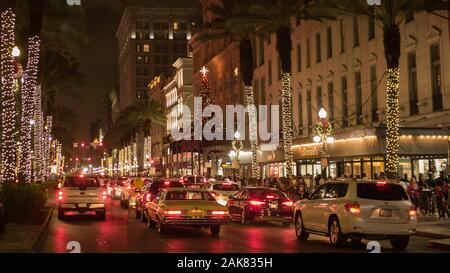 New Orleans, LA, USA. Dezember 2019. Die Menschen genießen die Weihnachten dekoriert berühmten Central St. in der Innenstadt von New Orleans. Stockfoto