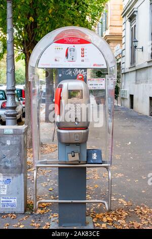 Telecom Italia Telefonzelle stand in einer Straße in Rom, Italien Stockfoto