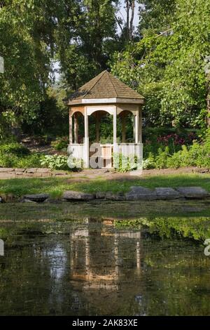 Teich und Pavillon im Frühling, Centre de la Nature, Saint-Vincent-de-Paul, Laval, Quebec, Kanada. Stockfoto