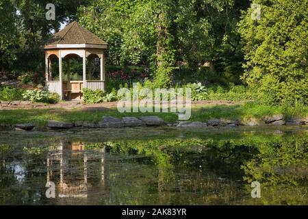 Teich und Pavillon im Frühling, Centre de la Nature, Saint-Vincent-de-Paul, Laval, Quebec, Kanada. Stockfoto