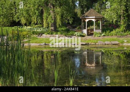 Teich und Pavillon im Frühling, Centre de la Nature, Saint-Vincent-de-Paul, Laval, Quebec, Kanada. Stockfoto