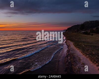 Einen atemberaubenden Sonnenuntergang über dem Strand Stockfoto