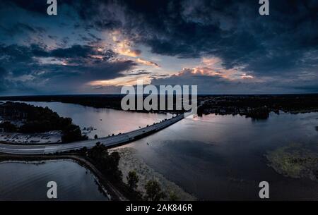 Brücke über einem Behälter. Stockfoto