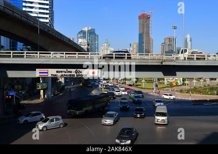 Bangkok, Thailand - 6. Januar 2020: Thai japanische Freundschaftsbrücke im Sala Dang Kreuzung durch die japanische Regierung gebaut Verkehrsstaus zu erleichtern Stockfoto