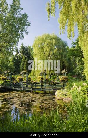 Teich und Steg im Frühling, Centre de la Nature, Saint-Vincent-de-Paul, Laval, Quebec, Kanada. Stockfoto