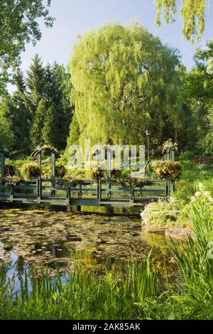 Teich und Steg im Frühling, Centre de la Nature, Saint-Vincent-de-Paul, Laval, Quebec, Kanada. Stockfoto