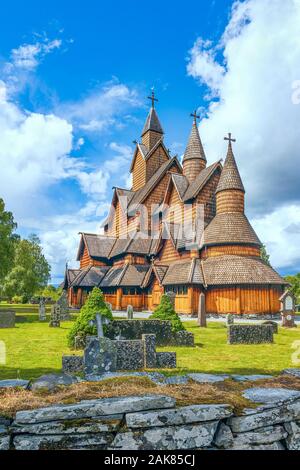 Heddal Stabkirche (heddal Stavkyrkje) an einem bewölkten Sommertag. Notodden Gemeinde in Vestfold og Telemark County. Norwegen Stockfoto
