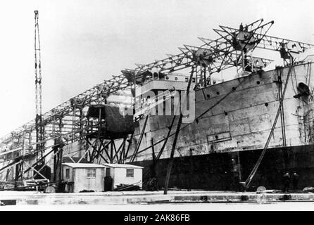 Die US-Marine Flugzeugträger USS Langley (CV-1) in der Umstellung von einem Collier zu einem Flugzeugträger im Norfolk Naval Shipyard, Virginia (USA), am 14. Mai 1921. USS Langley (AC-3) wurde als ein Collier am 20. März 1920 außer Betrieb genommen. Die wiederinbetriebnahme als CV-1 am 20. März 1922, diente sie als ein Flugzeugträger bis zum 26. Februar 1937. Nach einem zweiten Bekehrung, die Langley wurde ein wasserflugzeug Ausschreibung (AV-3) am 21. April 1937. Stockfoto