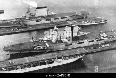 USS Langley (CV-1), USS Saratoga (CV-3) und USS Lexington (CV-2) angedockt am Puget Sound Naval Shipyard, circa 1930. Die ersten drei Flugzeugträger der US Navy zusammen Stockfoto
