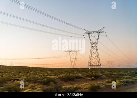 Strom Power Tower line Pylone im Sunrise. Stockfoto
