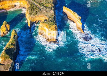 Luftaufnahme der Razorback und Tom und Eva (Insel Torbogen) innerhalb der Zwölf Apostel Marine Park, Victoria, Australien Stockfoto