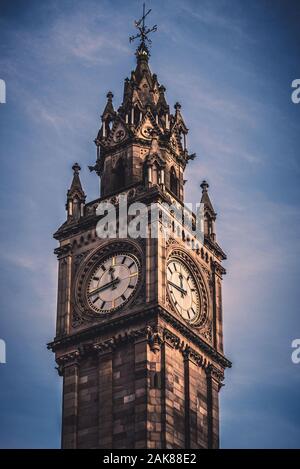 BELFAST, Nordirland, 19. Dezember 2018: in der Nähe von Albert Memorial Clock Tower an der Queen's Square in Belfast entfernt. Es wurde im Jahr 1869 abgeschlossen Stockfoto