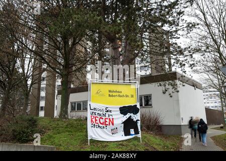 07. Januar 2020, Niedersachsen, Göttingen: ein Plakat sagen: Lassen sie uns nicht im Regen stehen" ist auf einem Aushang vor einem Studentenwohnheim in der Robert-Koch-Straße angezeigt. Studierende der Universität Göttingen Protest gegen hohen wohnungsmieten vom Studentenwerk Göttingen. Foto: Swen Pförtner/dpa Stockfoto