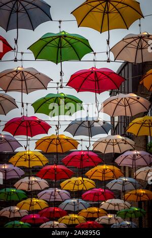 Bunte Sonnenschirme über die Stadt Straße in Dublin. Konzept der freudigen Stimmung. Stockfoto