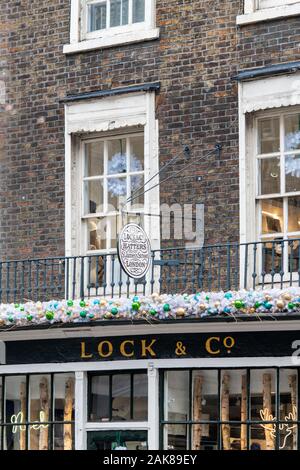 Lock & Co Hatters Shop anmelden. St James Street, London, England Stockfoto