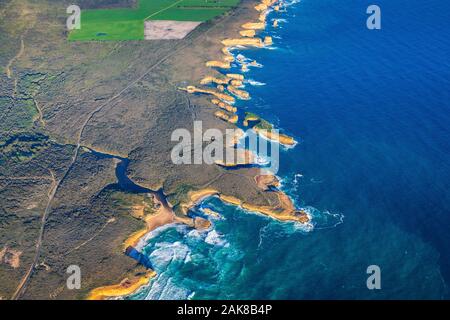 Die erodierte Südküste um Port Campbell von einem hohen Aussichtspunkt aus. Great Ocean Road, Victoria, Australien Stockfoto