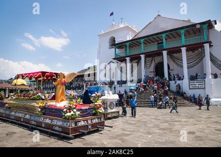 Santiago Atitlan, Guatemala - 30. März 2018: Besucherandrang auf der Heilige Jakobus der Apostel Kirche mit Schwimmern vor der Veranstaltung für gute Stockfoto