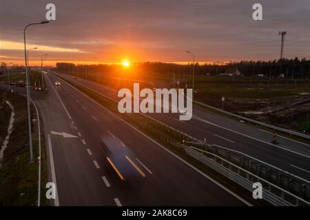 Auto Verkehr auf der neu gebauten Abschnitt der Schnellstraße S6 in Polen bei Sonnenuntergang Stockfoto