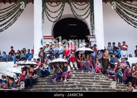 Santiago Atitlan, Guatemala - 30. März 2018: die Masse der Besucher am Eingang des Heiligen Jakobus der Apostel Kirche beobachten die Veranstaltung für Karfreitag in Stockfoto