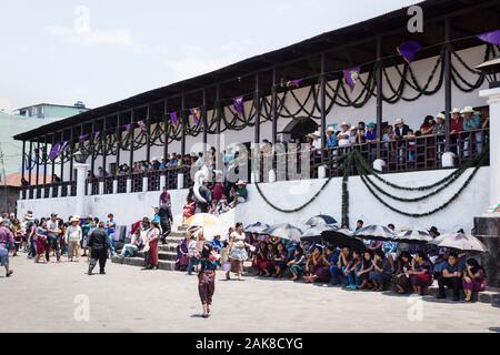 Santiago Atitlan, Guatemala - 30. März 2018: die Masse der lokalen Besucher auf dem Balkon des Heiligen Jakobus der Apostel Kirche beobachten die Veranstaltung für gute Frid Stockfoto