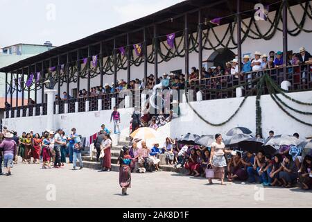 Santiago Atitlan, Guatemala - 30. März 2018: die Menge der Maya Besucher auf dem Balkon des Heiligen Jakobus der Apostel Kirche beobachten die Veranstaltung für gute Frid Stockfoto