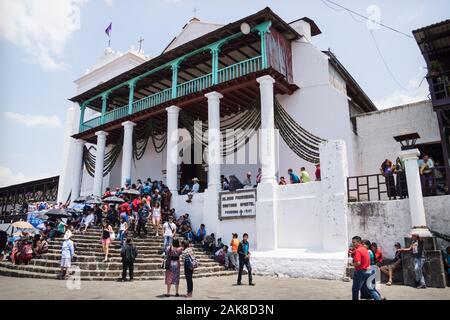 Santiago Atitlan, Guatemala - 30. März 2018: Touristen an der Heilige Jakobus der Apostel Kirche beobachten die Veranstaltung für Karfreitag in der Semana Santa, Ostern Stockfoto