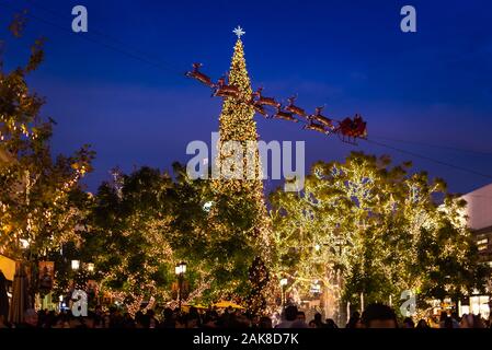 Weihnachtsmann's Schlitten in The Grove während der Weihnachtszeit, CA Stockfoto