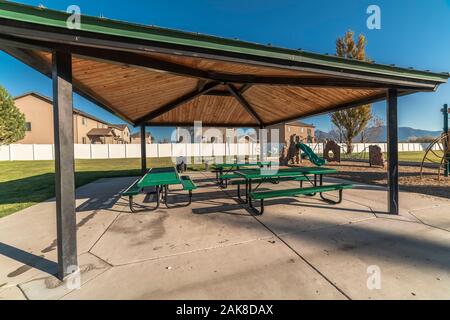 Leere Bänke und Tische in einem städtischen Park Stockfoto