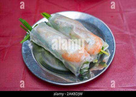 Vietnamesische berühmte lokale Küche, frische Garnelen Rollen und Schnittlauch Stockfoto