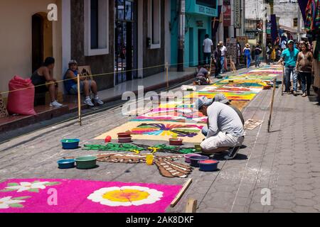 Santiago Atitlan, Guatemala - 30. März 2018: Die lokalen Jungen, alfombra, bunten Sägespänen Teppiche für Semana Santa, Ostern auf der Straße Stockfoto