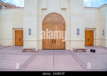 Hölzerne Eingangstür zu einer Kirche, gewölbt Stockfoto