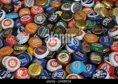 Los Angeles, CA/USA - Jan. 4, 2020: Bunte Beer Bottle Caps aus einer Vielzahl von internationalen Marken sind lose in einem Stapel angezeigt. Stockfoto