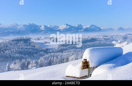 Schönen Wintermorgen mit viel Neuschnee an der alpinen Grenze in der Nähe von trauchgau Stockfoto