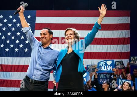 New York, USA, 7. Januar 2020. US-Senator und Präsidentschaftskandidat Elizabeth Warren und Julian Castro, ehemaliger Minister für Wohnungsbau und Stadtentwicklung (HUD) Wave, die Unterstützer während einer Kundgebung an der Brooklyn Kings Theatre in New York. Credit: Enrique Ufer/Alamy leben Nachrichten Stockfoto