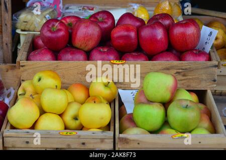 Aomori, Japan - Nov 4, 2019. Frischen Apfel Früchte zum Verkauf an Street Market in Aomori, Japan. Aomori apple ist eine der leckersten Äpfel in Japan. Stockfoto